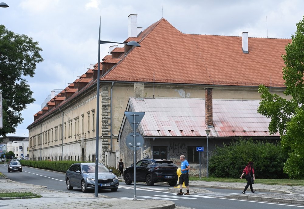 Pobytové centrum pro lidi s Alzheimerovou chorobou plánuje v areálu Staroměstských kasáren v centru Olomouce vybudovat společnost IP Moravia Real, za kterou stojí kontroverzní podnikatel Ivan Kyselý a exhejtman  Jiří Rozbořil, oba figurují v korupční kauze Vidkun.