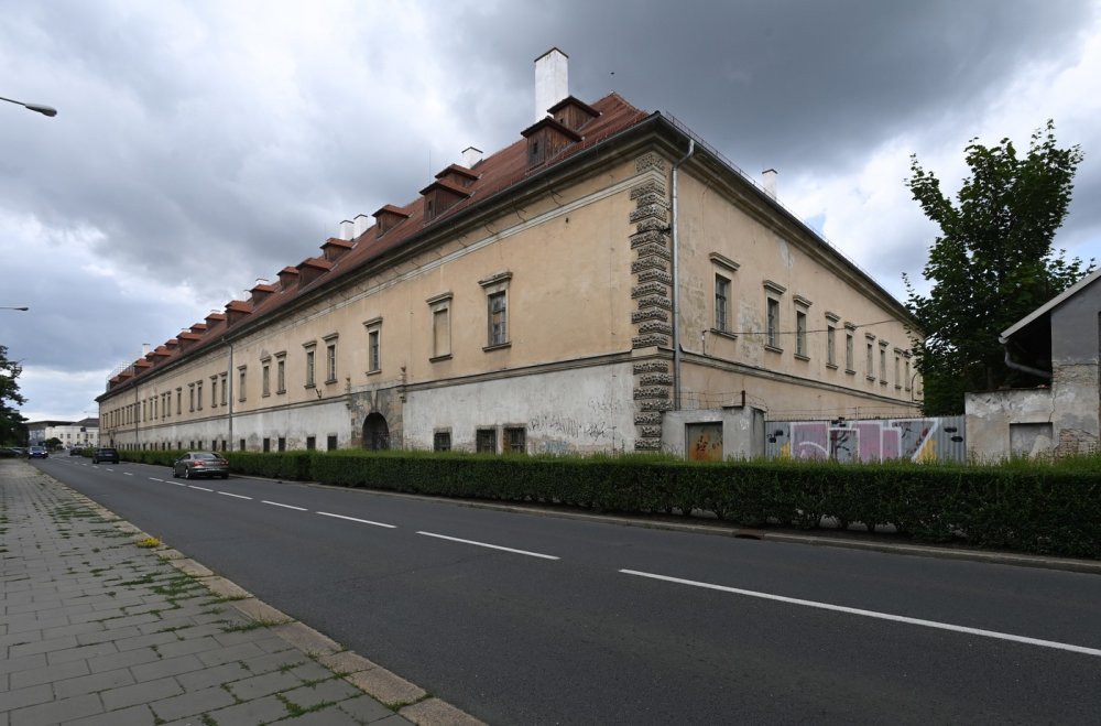 Pobytové centrum pro lidi s Alzheimerovou chorobou plánuje v areálu Staroměstských kasáren v centru Olomouce vybudovat společnost IP Moravia Real, za kterou stojí kontroverzní podnikatel Ivan Kyselý a exhejtman  Jiří Rozbořil, oba figurují v korupční kauze Vidkun.