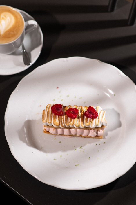 Restaurace Kuchyň se zaměřuje na tradiční českou kuchyni. Tým kuchařů pod vedením Marka Janoucha připravuje svým hostům poctivá česká jídla, tak jak je znáte od svých babiček – s využitím moderních technologií a postupů a z kvalitních lokálních a právě dostupných surovin. Restaurace je výjimečná i svým výhledem na Prahu, který nabízí přilehlá terasa. Restaurace se nachází v barokním Salmovském paláci na Hradčanském náměstí přímo u Pražského hradu a je součástí Ambiente.