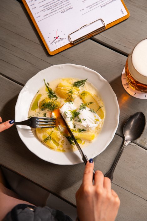 Restaurace Kuchyň se zaměřuje na tradiční českou kuchyni. Tým kuchařů pod vedením Marka Janoucha připravuje svým hostům poctivá česká jídla, tak jak je znáte od svých babiček – s využitím moderních technologií a postupů a z kvalitních lokálních a právě dostupných surovin. Restaurace je výjimečná i svým výhledem na Prahu, který nabízí přilehlá terasa. Restaurace se nachází v barokním Salmovském paláci na Hradčanském náměstí přímo u Pražského hradu a je součástí Ambiente.