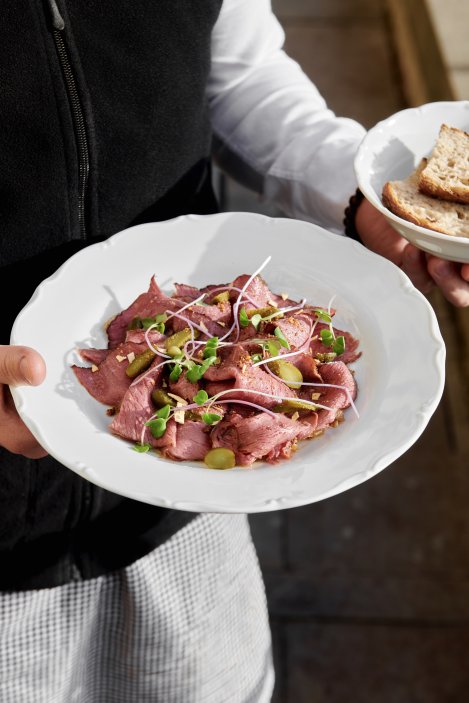 Restaurace Kuchyň se zaměřuje na tradiční českou kuchyni. Tým kuchařů pod vedením Marka Janoucha připravuje svým hostům poctivá česká jídla, tak jak je znáte od svých babiček – s využitím moderních technologií a postupů a z kvalitních lokálních a právě dostupných surovin. Restaurace je výjimečná i svým výhledem na Prahu, který nabízí přilehlá terasa. Restaurace se nachází v barokním Salmovském paláci na Hradčanském náměstí přímo u Pražského hradu a je součástí Ambiente.