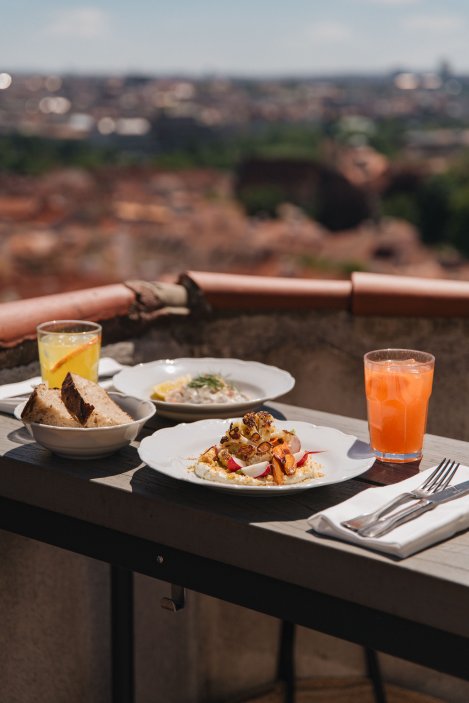 Restaurace Kuchyň se zaměřuje na tradiční českou kuchyni. Tým kuchařů pod vedením Marka Janoucha připravuje svým hostům poctivá česká jídla, tak jak je znáte od svých babiček – s využitím moderních technologií a postupů a z kvalitních lokálních a právě dostupných surovin. Restaurace je výjimečná i svým výhledem na Prahu, který nabízí přilehlá terasa. Restaurace se nachází v barokním Salmovském paláci na Hradčanském náměstí přímo u Pražského hradu a je součástí Ambiente.