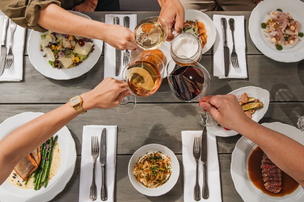 Restaurace Kuchyň se zaměřuje na tradiční českou kuchyni. Tým kuchařů pod vedením Marka Janoucha připravuje svým hostům poctivá česká jídla, tak jak je znáte od svých babiček – s využitím moderních technologií a postupů a z kvalitních lokálních a právě dostupných surovin. Restaurace je výjimečná i svým výhledem na Prahu, který nabízí přilehlá terasa. Restaurace se nachází v barokním Salmovském paláci na Hradčanském náměstí přímo u Pražského hradu a je součástí Ambiente.