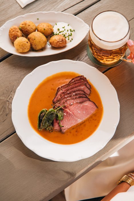 Restaurace Kuchyň se zaměřuje na tradiční českou kuchyni. Tým kuchařů pod vedením Marka Janoucha připravuje svým hostům poctivá česká jídla, tak jak je znáte od svých babiček – s využitím moderních technologií a postupů a z kvalitních lokálních a právě dostupných surovin. Restaurace je výjimečná i svým výhledem na Prahu, který nabízí přilehlá terasa. Restaurace se nachází v barokním Salmovském paláci na Hradčanském náměstí přímo u Pražského hradu a je součástí Ambiente.