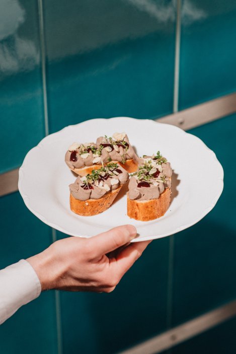 Restaurace Kuchyň se zaměřuje na tradiční českou kuchyni. Tým kuchařů pod vedením Marka Janoucha připravuje svým hostům poctivá česká jídla, tak jak je znáte od svých babiček – s využitím moderních technologií a postupů a z kvalitních lokálních a právě dostupných surovin. Restaurace je výjimečná i svým výhledem na Prahu, který nabízí přilehlá terasa. Restaurace se nachází v barokním Salmovském paláci na Hradčanském náměstí přímo u Pražského hradu a je součástí Ambiente.