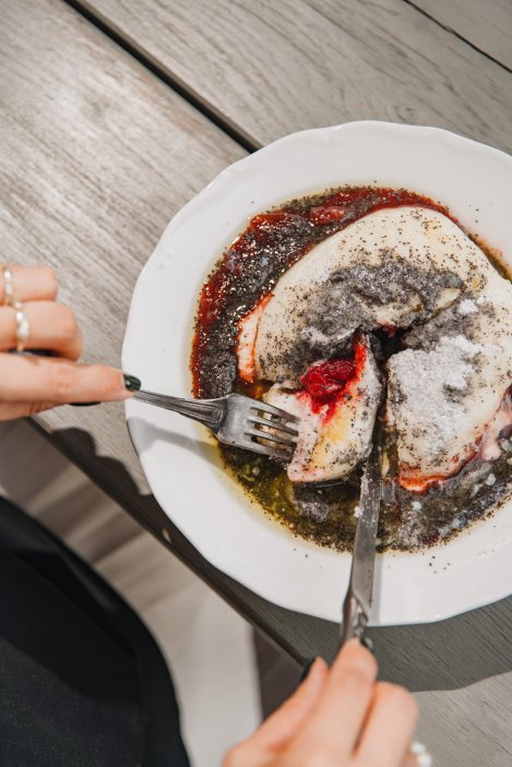 Restaurace Kuchyň se zaměřuje na tradiční českou kuchyni. Tým kuchařů pod vedením Marka Janoucha připravuje svým hostům poctivá česká jídla, tak jak je znáte od svých babiček – s využitím moderních technologií a postupů a z kvalitních lokálních a právě dostupných surovin. Restaurace je výjimečná i svým výhledem na Prahu, který nabízí přilehlá terasa. Restaurace se nachází v barokním Salmovském paláci na Hradčanském náměstí přímo u Pražského hradu a je součástí Ambiente.