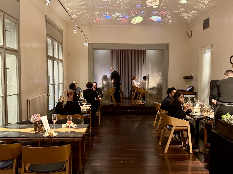 Interiér restaurace Field