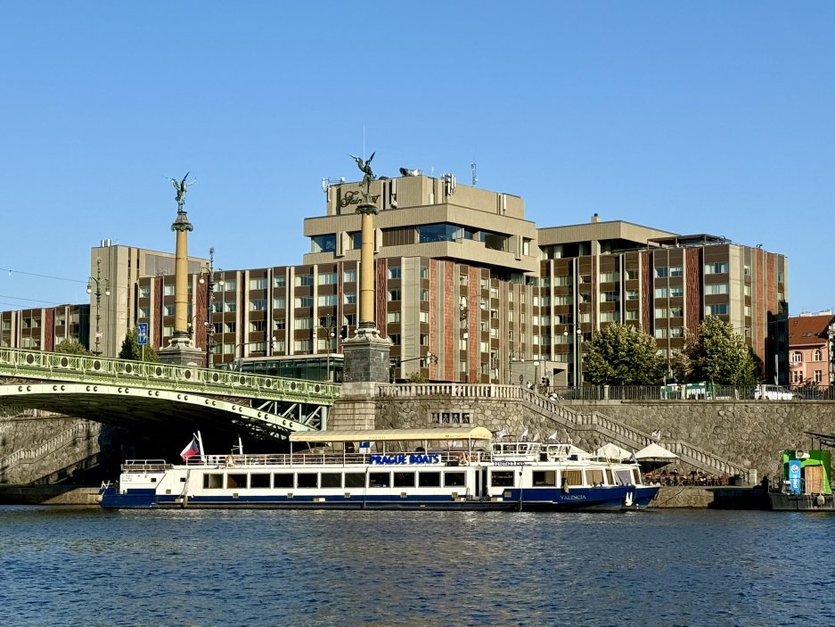 Soukromá plavba po Vltavě, kterou nabízí pro své hosty hotel Mandarin Oriental