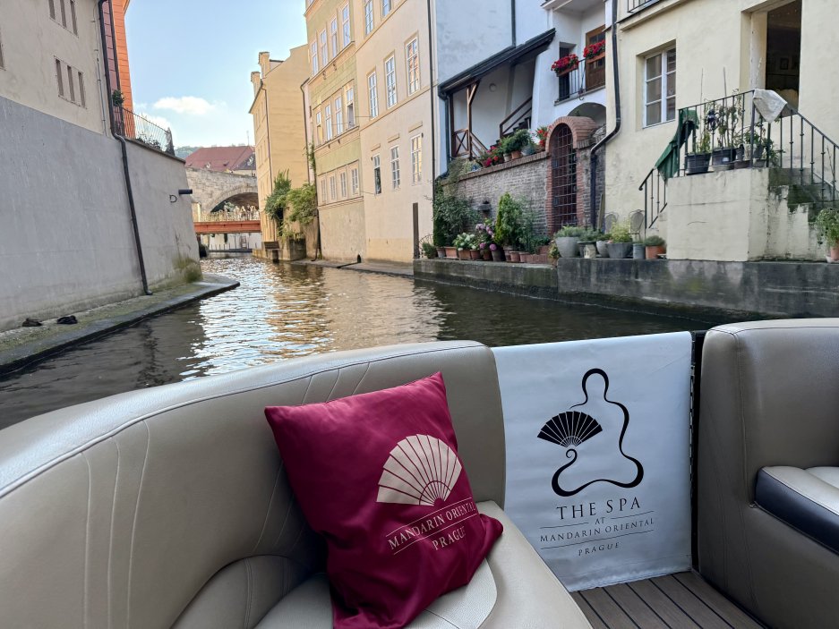 Soukromá plavba po Vltavě, kterou nabízí pro své hosty hotel Mandarin Oriental