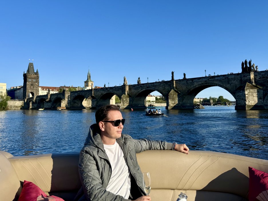 Soukromá plavba po Vltavě, kterou nabízí pro své hosty hotel Mandarin Oriental