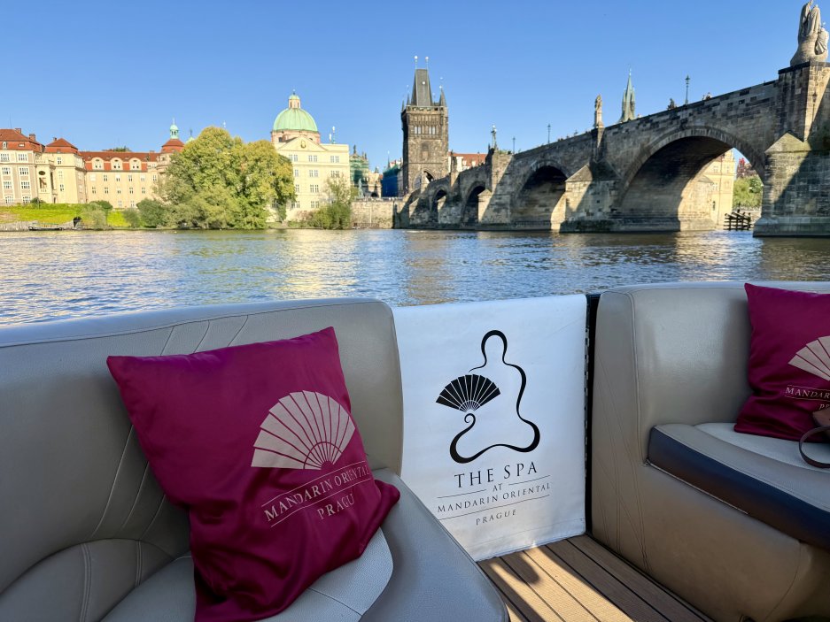 Soukromá plavba po Vltavě, kterou nabízí pro své hosty hotel Mandarin Oriental