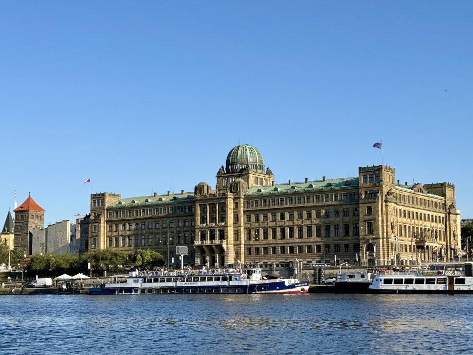 Soukromá plavba po Vltavě, kterou nabízí pro své hosty hotel Mandarin Oriental