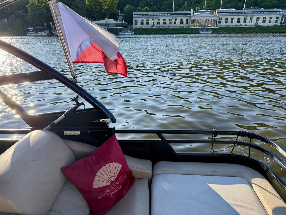 Soukromá plavba po Vltavě, kterou nabízí pro své hosty hotel Mandarin Oriental
