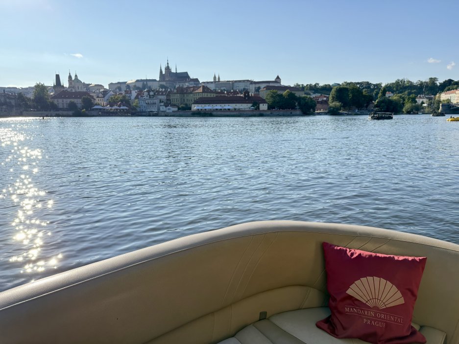 Soukromá plavba po Vltavě, kterou nabízí pro své hosty hotel Mandarin Oriental