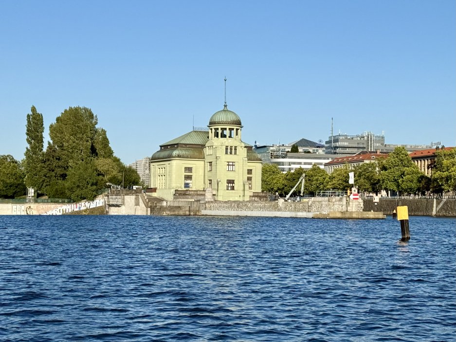 Soukromá plavba po Vltavě, kterou nabízí pro své hosty hotel Mandarin Oriental