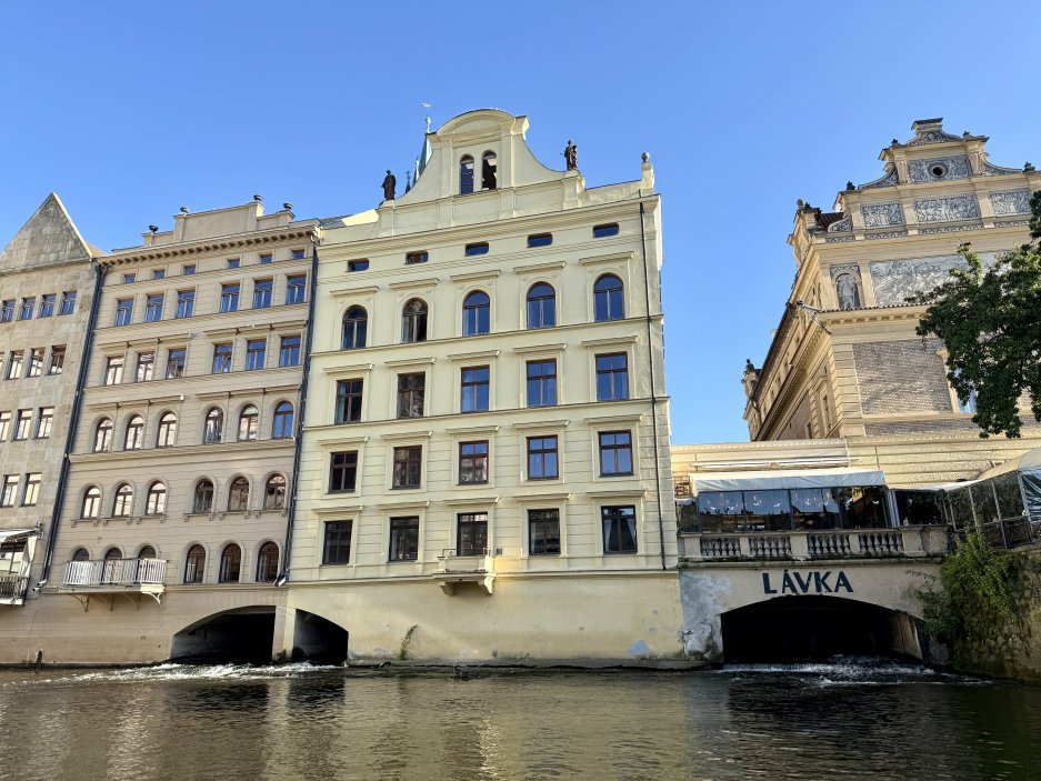 Soukromá plavba po Vltavě, kterou nabízí pro své hosty hotel Mandarin Oriental