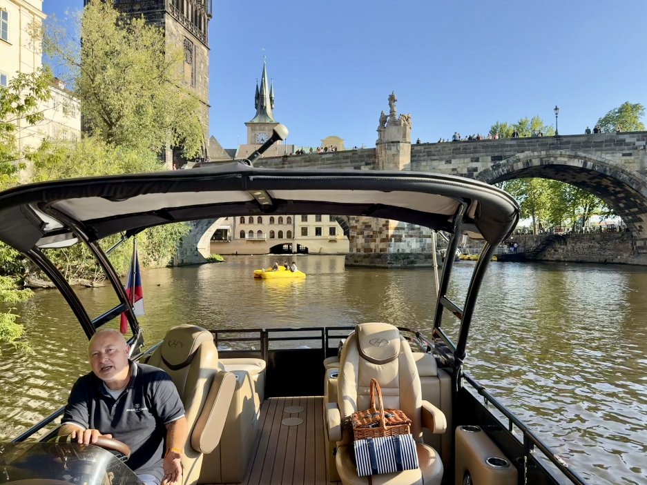 Soukromá plavba po Vltavě, kterou nabízí pro své hosty hotel Mandarin Oriental