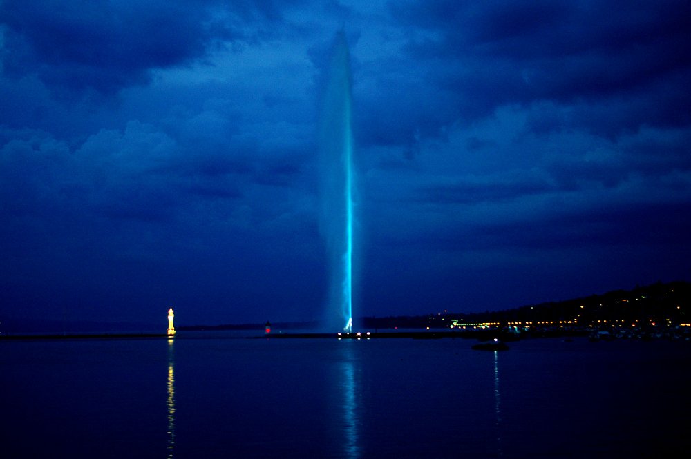 Jet d'Eau, Ženeva, Švýcarsko - Fontána, která je viditelná i z výšky deseti kilometrů proslavila švýcarskou Ženevu. Do výšky 150 metrů je tu ze ženevského jezera dvěma čerpadly vystřikováno 500 litrů vody za vteřinu. Ve vzduchu se tak v jednom okamžiku ocitá přes sedm tisíc litrů vody. Prvotním záměrem, ale nebylo postavit fontánu, která by proslavila město Ženevu, ale jednalo se o tryskající vodu z bezpečnostního ventilu hydraulické sítě.