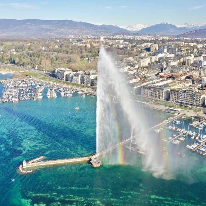 Jet d'Eau, Ženeva, Švýcarsko - Na současné místo, kde se potkává řeka Rhône s jezerem se, ale Jet d´Eau dostal až o pár let později v rámci oslav 600 let Švýcarské konfederace. Už více jak 20 let je fontána v celoročním provozu a její tryskající proud vody je možné díky nasvícení pozorovat i ve večerních hodinách. Také tato fontána se objevila ve filmu a to v 60.letech 20.století v britském televizním seriálu The Champions.