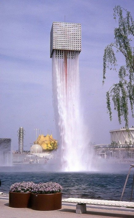 Nine Floating Fountains, Osaka, Japonsko - Návrh od Isamu Nogučiho tehdy zahrnoval devět automatických fontán, které různými způsoby vytvářely iluzi, že se vznášejí nad bazénem.