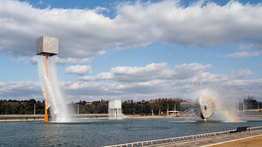 Nine Floating Fountains, Osaka, Japonsko Podivuhodnou devítku vznášejících se fontán navrhl pro světovou výstavu Expo 1970 v japonské Ósace slavný designér Isamu Noguči. Tématem tehdy byl Pokrok a harmonie pro lidstvo a Noguči ve spolupráci s se Shoji Sadaem dostal nabídku navrhnout fontány pro zrcadlový bazén architekta Kenzo Tangeho.
