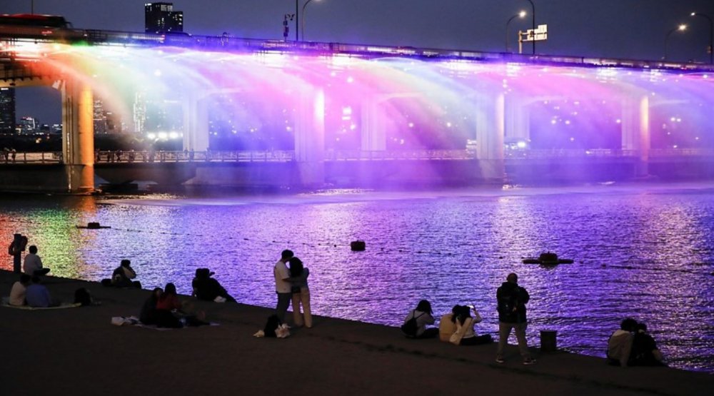 Fontána Banpo Bridge Moonlight Rainbow, Jižní Korea - Zatímco švýcarská fontána tryská do ohromující výšky, jihokorejská Banpo Bridge Moonlight Rainbow si drží Guinnessův rekord jako nejdelší mostní fontána na světě. Přes řeku Han se zde tyčí jediný dvoupatrový most v zemi, ke kterému je po obou stranách připevněno v délce 1,14 kilometru 380 fontánových trysek.