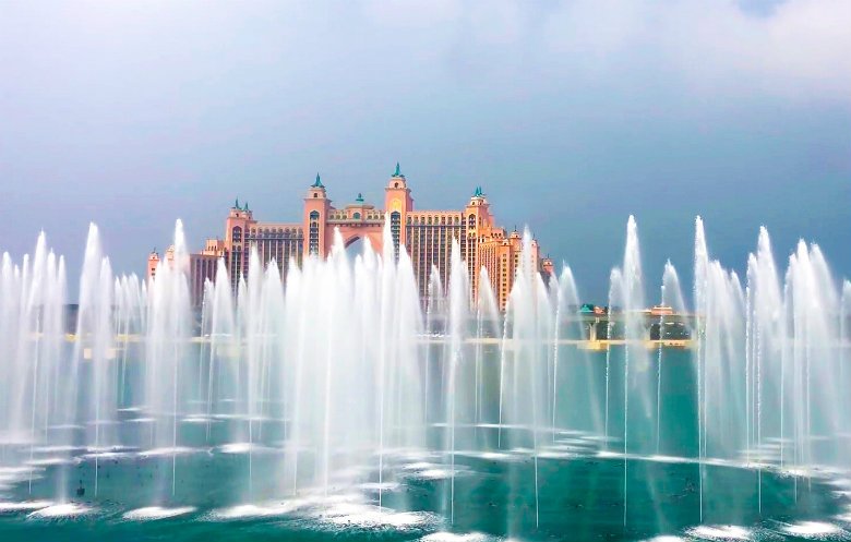 The Palm Fountain, Dubai, Spojené arabské emiráty - Momentálně je největší fontánou světa Palmová fontána, kterou nechala v roce 2020 vytvořit společnost Nakheel v Dubaji ve Spojených arabských emirátech. 