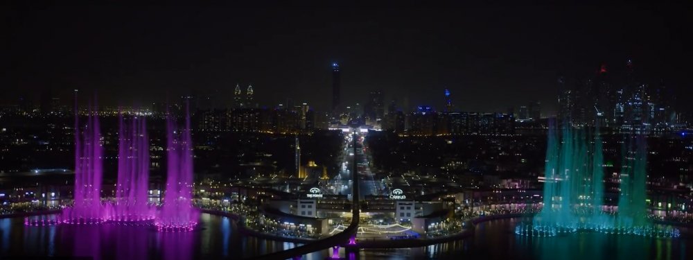 The Palm Fountain, Dubai, Spojené arabské emiráty - Také zde je ve večerních hodinách pravidelná vodní show plná světel a tančící vody. „Kruh trysek představuje planety ve vesmíru, zatímco přes tři tisíce LED světel rozptýlených kolem představují hvězdná souhvězdí vesmíru,“ uvádí Guinnessova kniha rekordů.