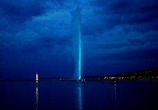Jet d'Eau, Ženeva, Švýcarsko - Fontána, která je viditelná i z výšky deseti kilometrů proslavila švýcarskou Ženevu. Do výšky 150 metrů je tu ze ženevského jezera dvěma čerpadly vystřikováno 500 litrů vody za vteřinu. Ve vzduchu se tak v jednom okamžiku ocitá přes sedm tisíc litrů vody. Prvotním záměrem, ale nebylo postavit fontánu, která by proslavila město Ženevu, ale jednalo se o tryskající vodu z bezpečnostního ventilu hydraulické sítě. 