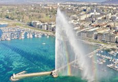 Jet d'Eau, Ženeva, Švýcarsko - Na současné místo, kde se potkává řeka Rhône s jezerem se, ale Jet d´Eau dostal až o pár let později v rámci oslav 600 let Švýcarské konfederace. Už více jak 20 let je fontána v celoročním provozu a její tryskající proud vody je možné díky nasvícení pozorovat i ve večerních hodinách. Také tato fontána se objevila ve filmu a to v 60.letech 20.století v britském televizním seriálu The Champions. 