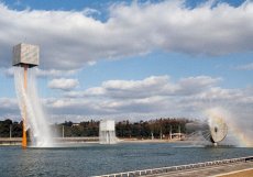 Nine Floating Fountains, Osaka, Japonsko Podivuhodnou devítku vznášejících se fontán navrhl pro světovou výstavu Expo 1970 v japonské Ósace slavný designér Isamu Noguči. Tématem tehdy byl Pokrok a harmonie pro lidstvo a Noguči ve spolupráci s se Shoji Sadaem dostal nabídku navrhnout fontány pro zrcadlový bazén architekta Kenzo Tangeho. 