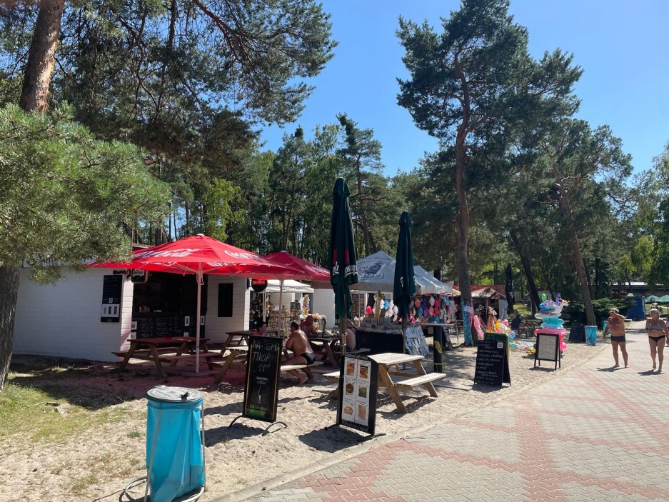 Přímo na pláži je řada restaurací a občerstvení