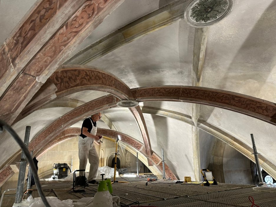 Pražský hrad zahájil další etapu oprav nejcennější české památky. Na severozápadní věži katedrály sv. Víta začali restaurátoři opravovat kružbové zábradlí, chrliče i unikátní historickou kapli.
