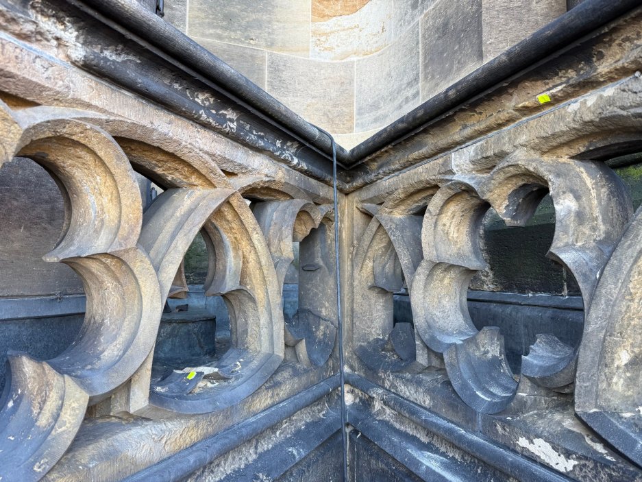 Pražský hrad zahájil další etapu oprav nejcennější české památky. Na severozápadní věži katedrály sv. Víta začali restaurátoři opravovat kružbové zábradlí, chrliče i unikátní historickou kapli.