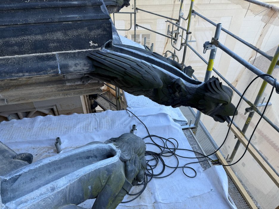 Pražský hrad zahájil další etapu oprav nejcennější české památky. Na severozápadní věži katedrály sv. Víta začali restaurátoři opravovat kružbové zábradlí, chrliče i unikátní historickou kapli.