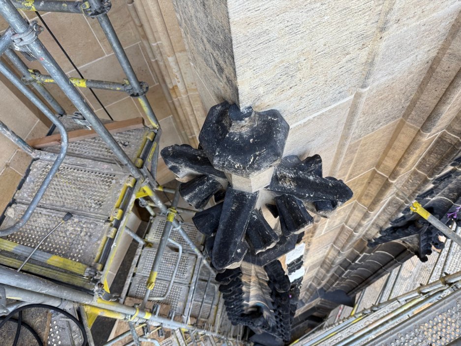 Pražský hrad zahájil další etapu oprav nejcennější české památky. Na severozápadní věži katedrály sv. Víta začali restaurátoři opravovat kružbové zábradlí, chrliče i unikátní historickou kapli.