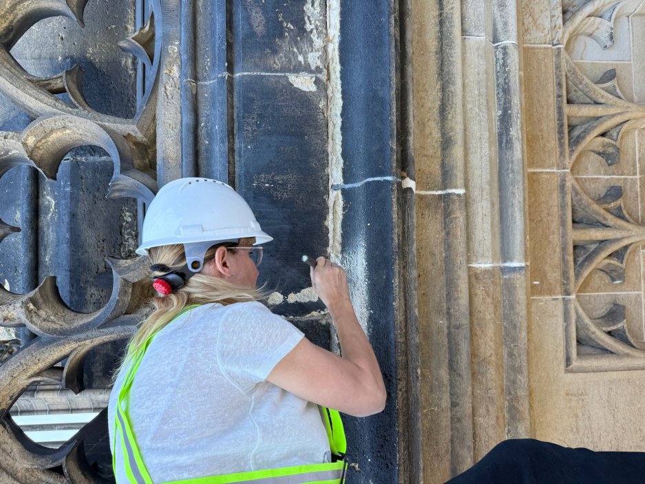Pražský hrad zahájil další etapu oprav nejcennější české památky. Na severozápadní věži katedrály sv. Víta začali restaurátoři opravovat kružbové zábradlí, chrliče i unikátní historickou kapli.