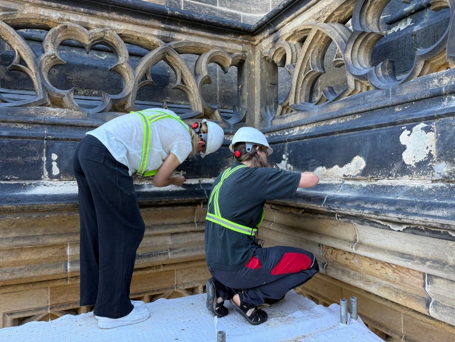 Pražský hrad zahájil další etapu oprav nejcennější české památky. Na severozápadní věži katedrály sv. Víta začali restaurátoři opravovat kružbové zábradlí, chrliče i unikátní historickou kapli.