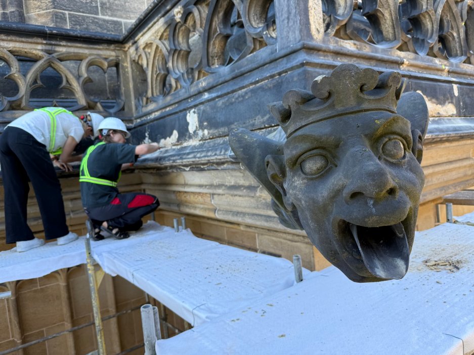 Pražský hrad zahájil další etapu oprav nejcennější české památky. Na severozápadní věži katedrály sv. Víta začali restaurátoři opravovat kružbové zábradlí, chrliče i unikátní historickou kapli.
