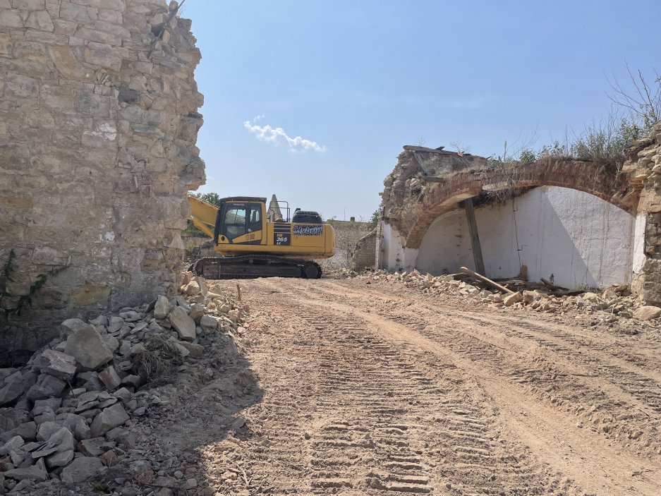 Na demolici stačí jeden obří bagr