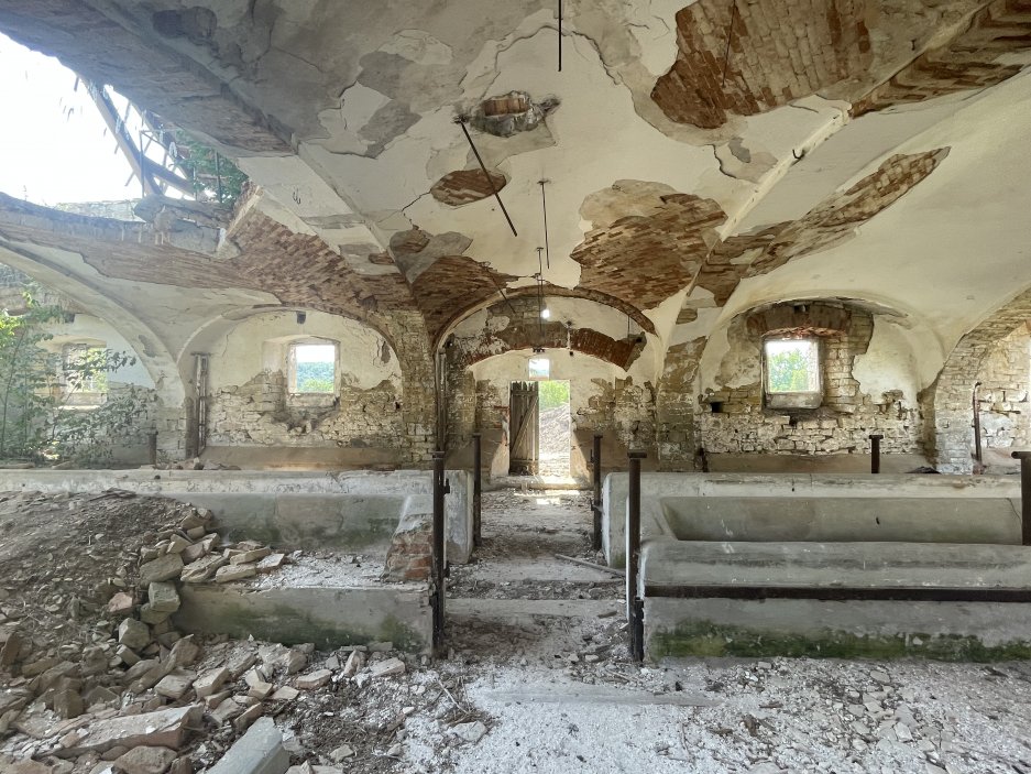 Po druhé světové válce dvůr převzalo místní JZD, a do začátku devadesátých let zde chovalo krávy a telata. Od té doby areál chátral až do současné demolice