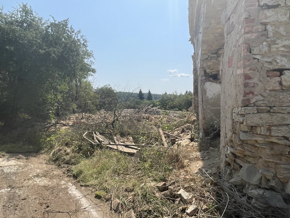 Po druhé světové válce dvůr převzalo místní JZD, a do začátku devadesátých let zde chovalo krávy a telata. Od té doby areál chátral až do současné demolice