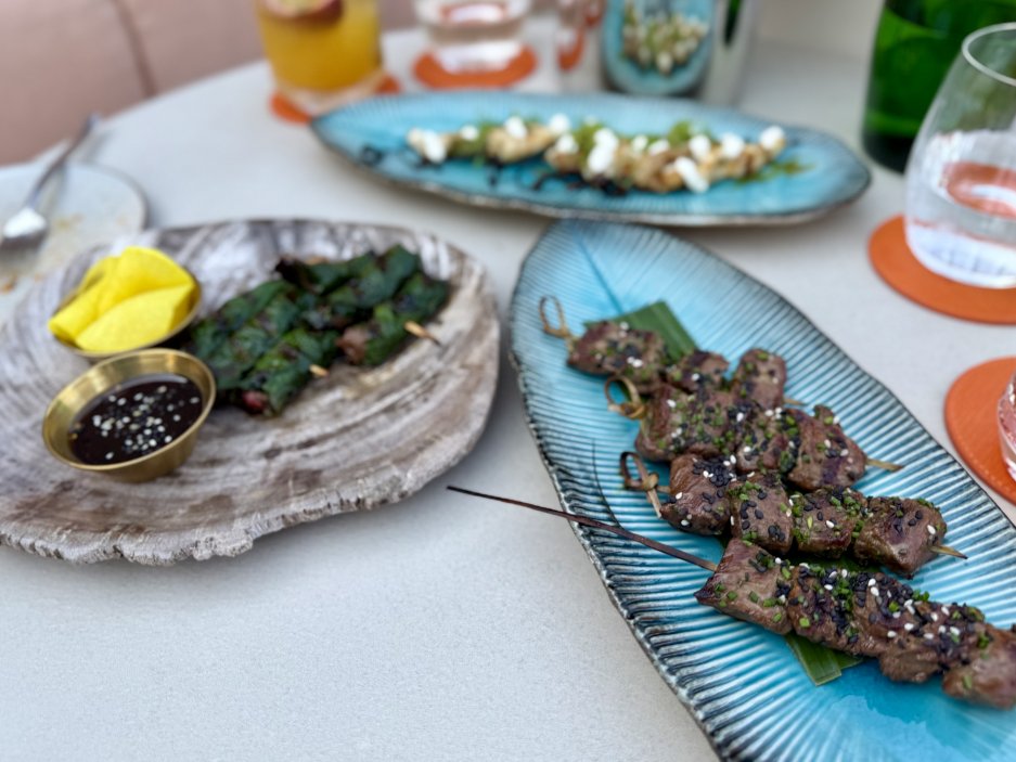 Hovězí yakitori, betelove závitky a unagi yakitori