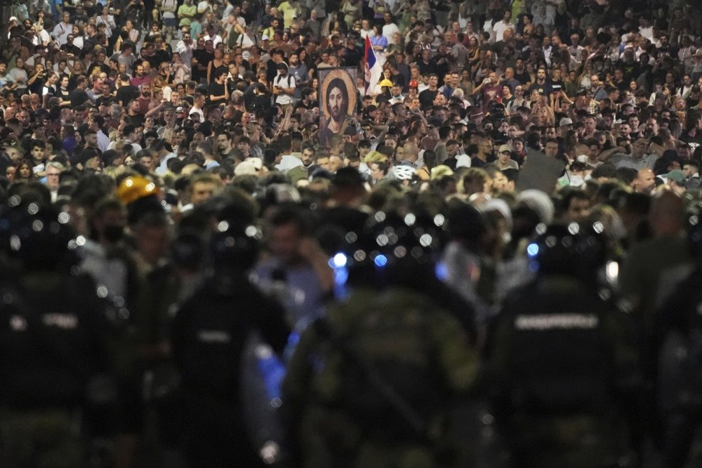 Pokračující protesty proti prezidentovi v Srbsku znovu doprovázelo násilí
