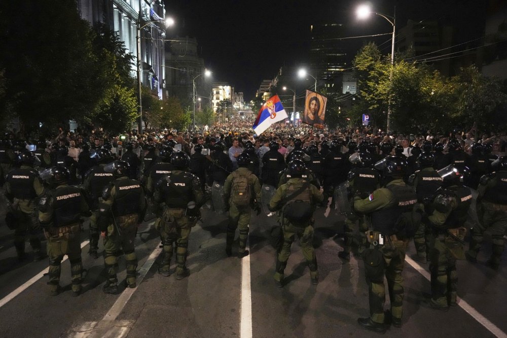 Pokračující protesty proti prezidentovi v Srbsku znovu doprovázelo násilí