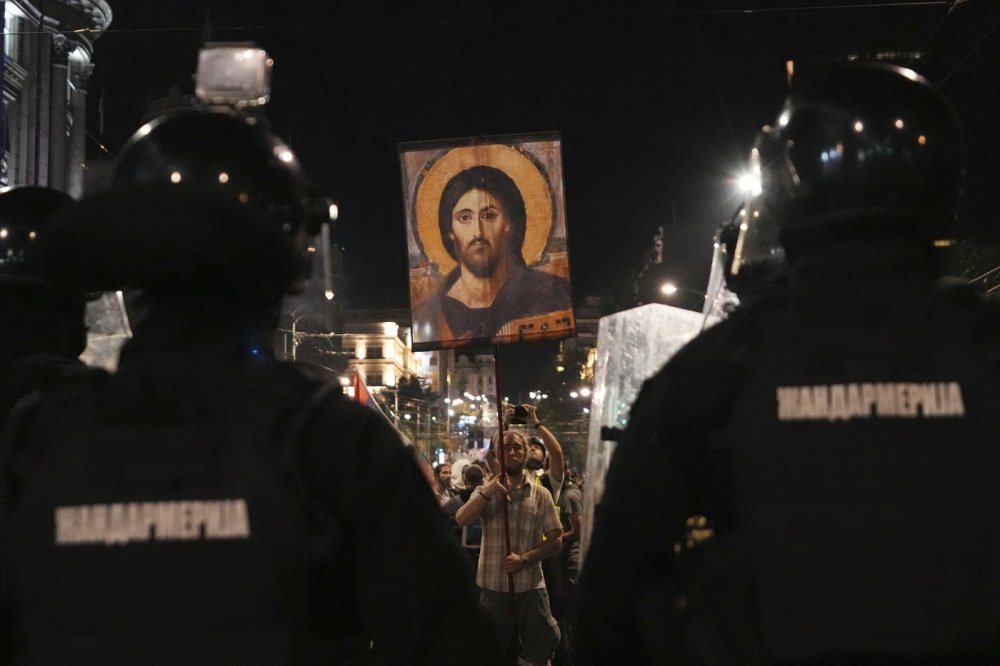 Pokračující protesty proti prezidentovi v Srbsku znovu doprovázelo násilí