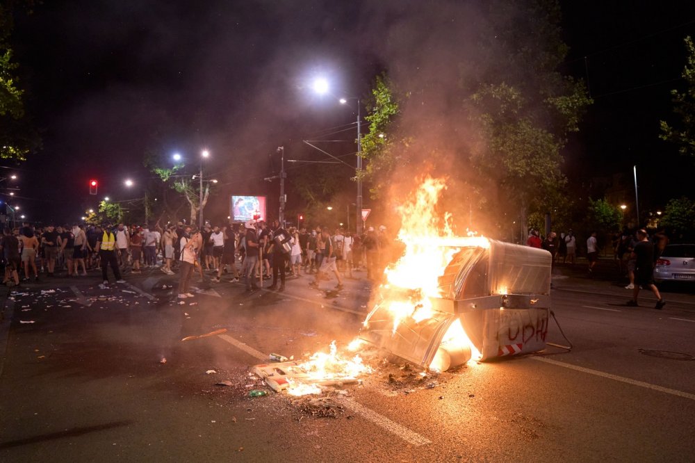 Pokračující protesty proti prezidentovi v Srbsku znovu doprovázelo násilí