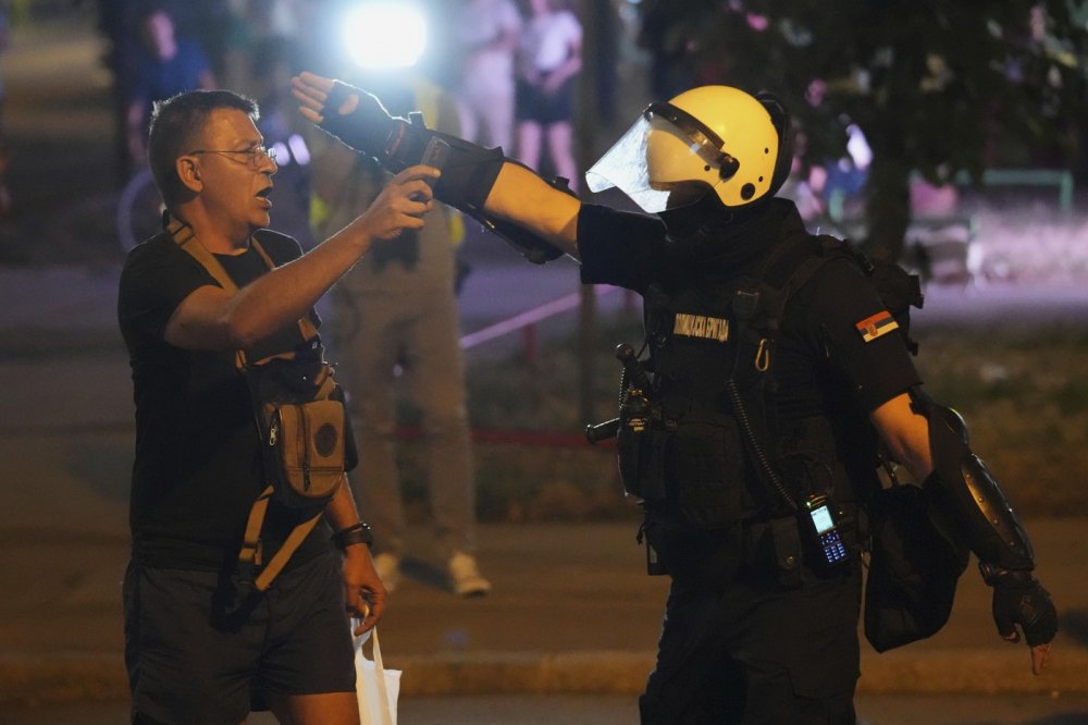 Pokračující protesty proti prezidentovi v Srbsku znovu doprovázelo násilí