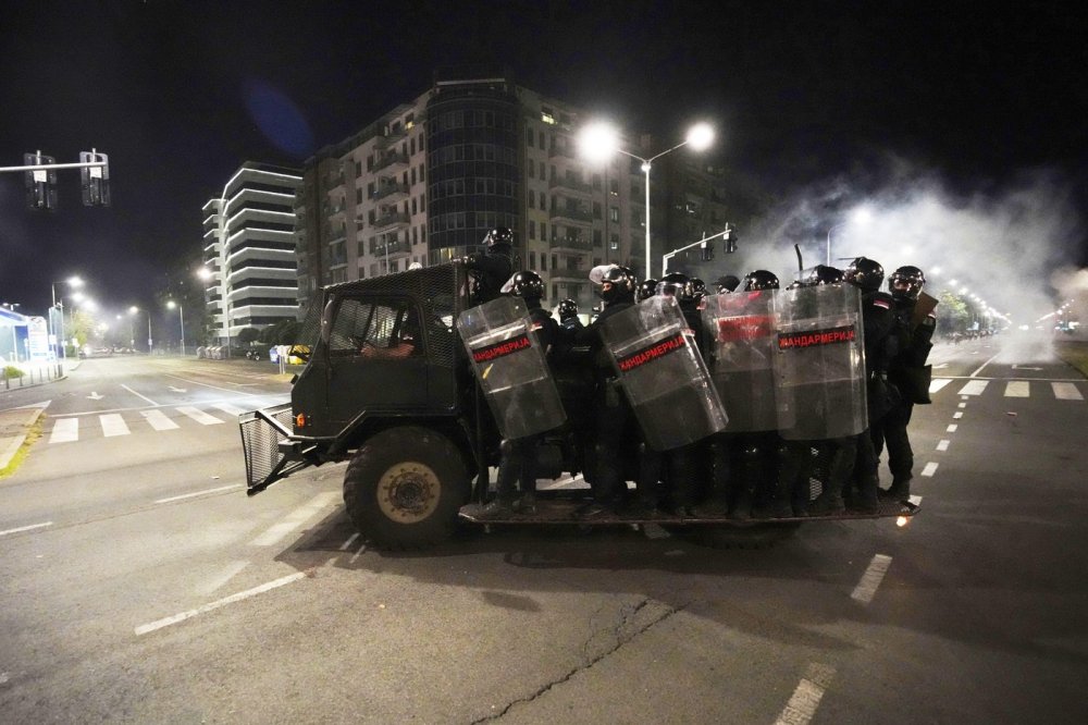Pokračující protesty proti prezidentovi v Srbsku znovu doprovázelo násilí