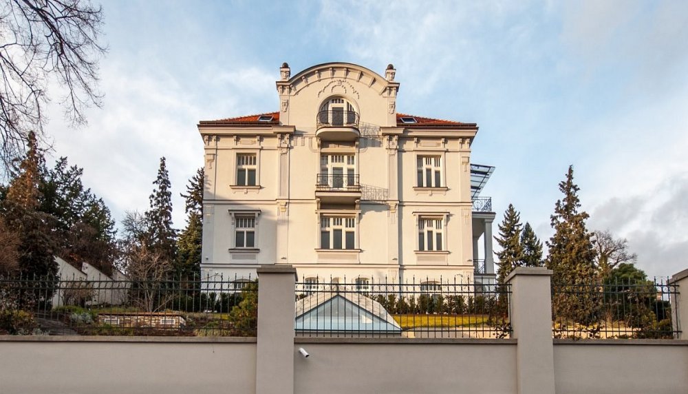 Nejdražší vila, za čtvrt miliardy ji prodává ji realitní kancelář Svoboda&Williams, která je aktuálně na trhu patří Václavovi Dejčmarovi, 